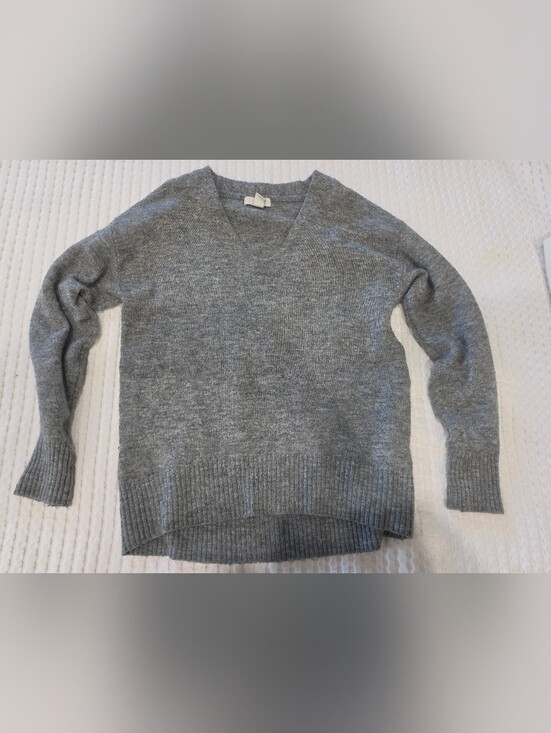 H&M Sweaters - H&M Gray Wool Blend V-Neck Sweater XS Long Ribbed Cuffs